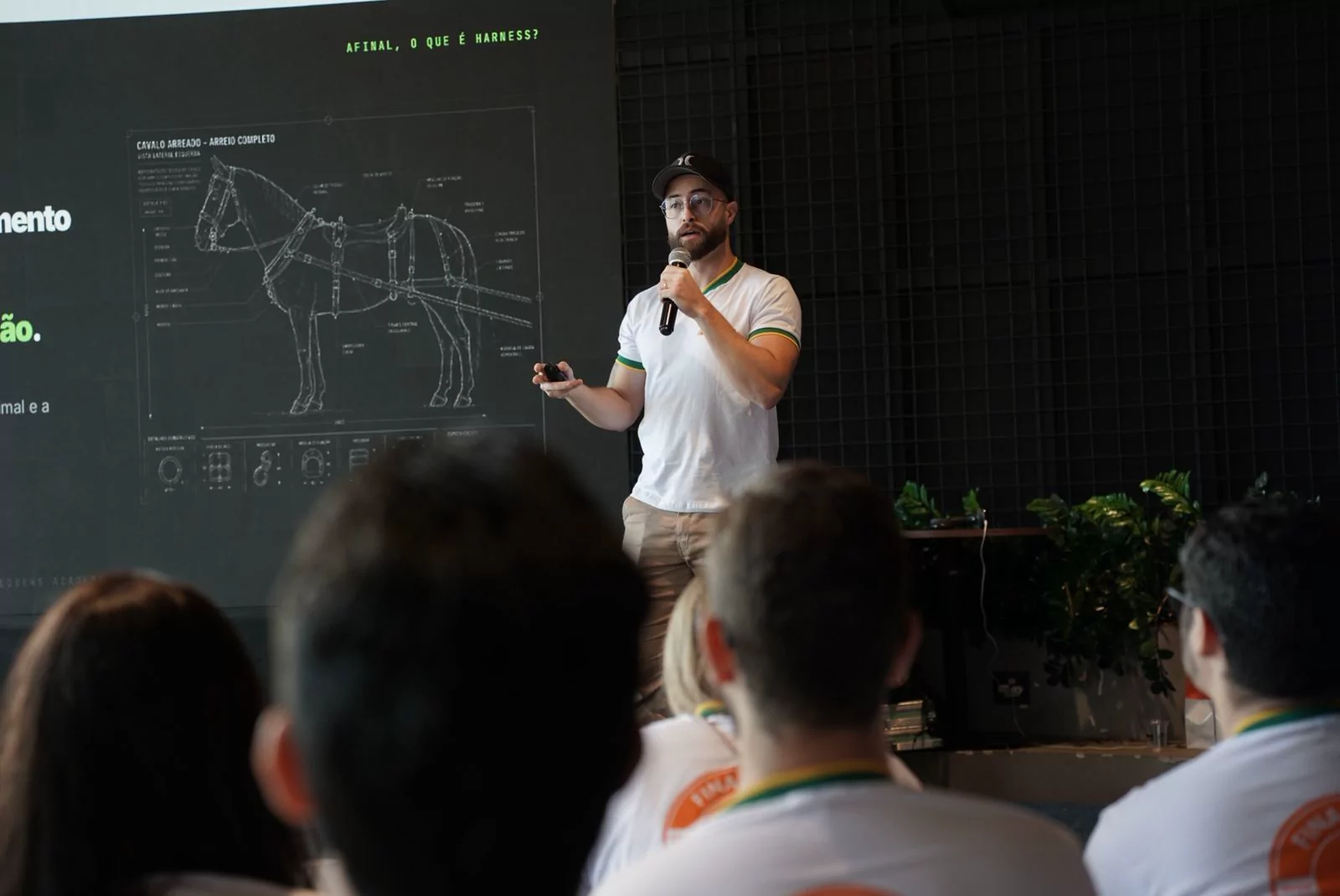 Vinicius Lana apresentando uma aula de software e IA