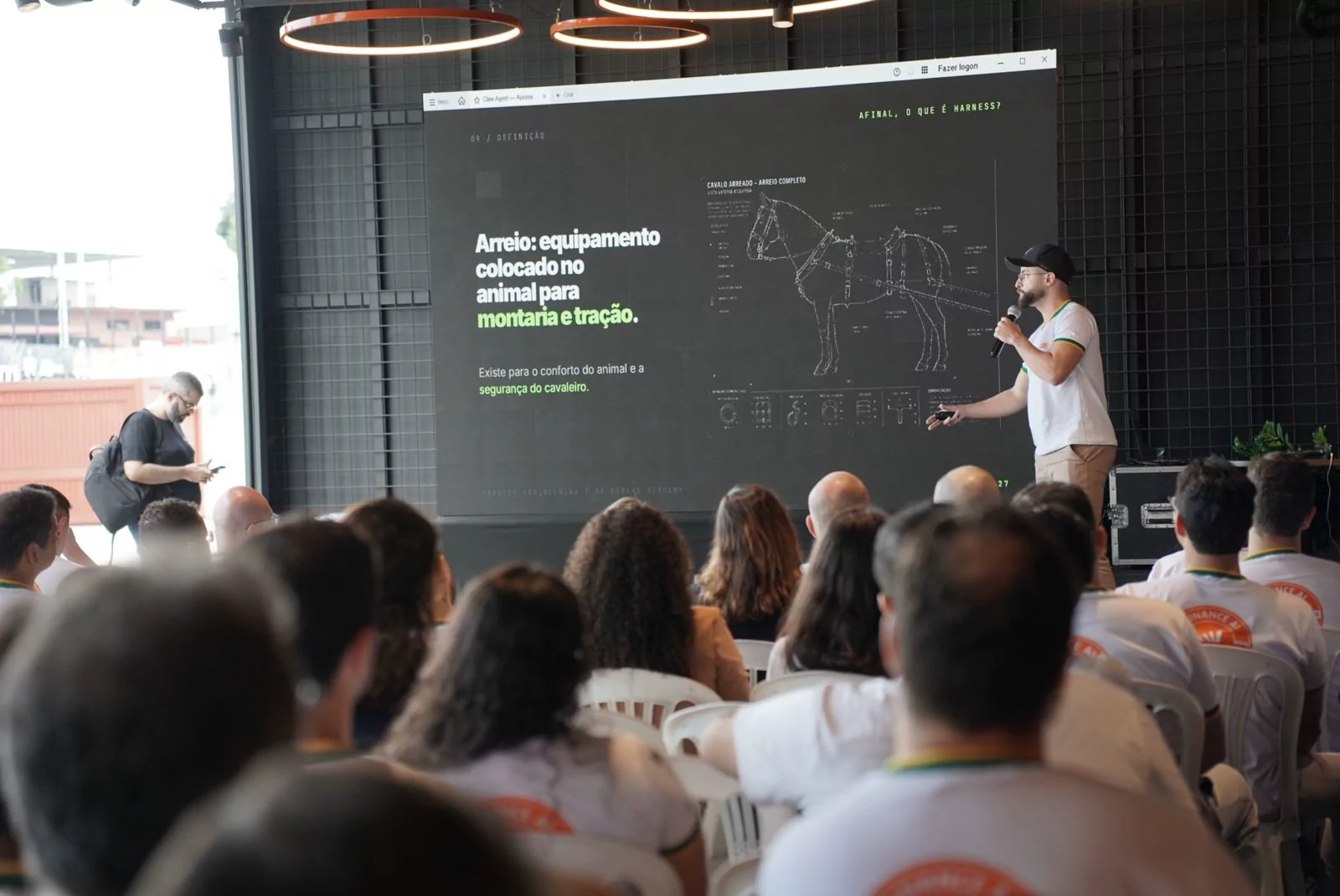 Vinicius Lana explicando engenharia de agentes em uma aula